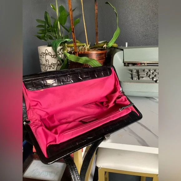 Elegant Black Croc-Embossed leather purse - Picture 8 of 15